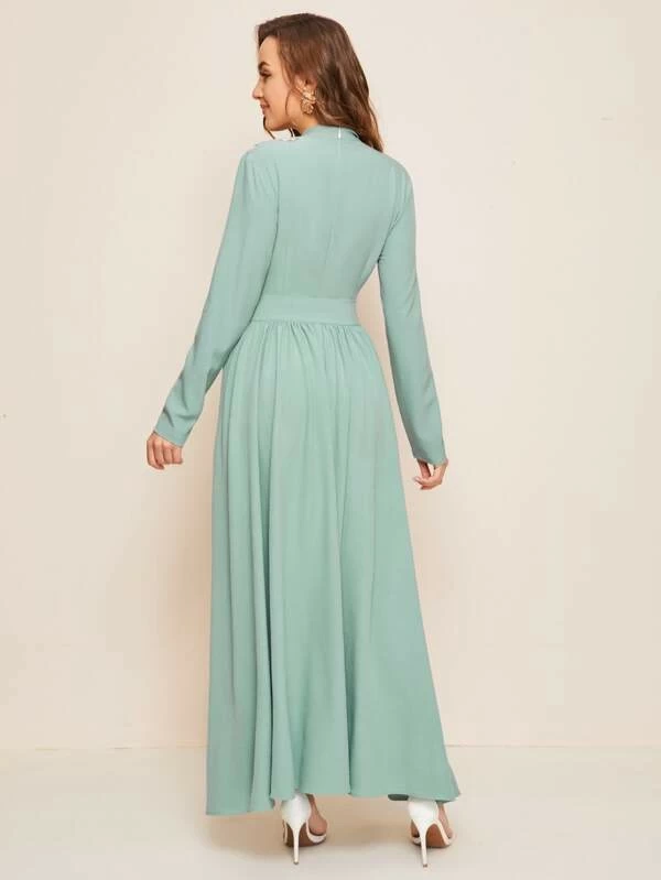 تنورة مع جمبسوت بربطة امامي بتفاصيل منمق وبعنق متداخل