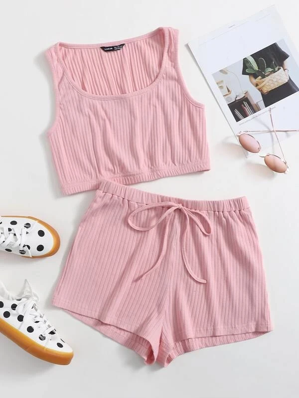 ف السستة مع السروال الرياضي بالشق الأمامي